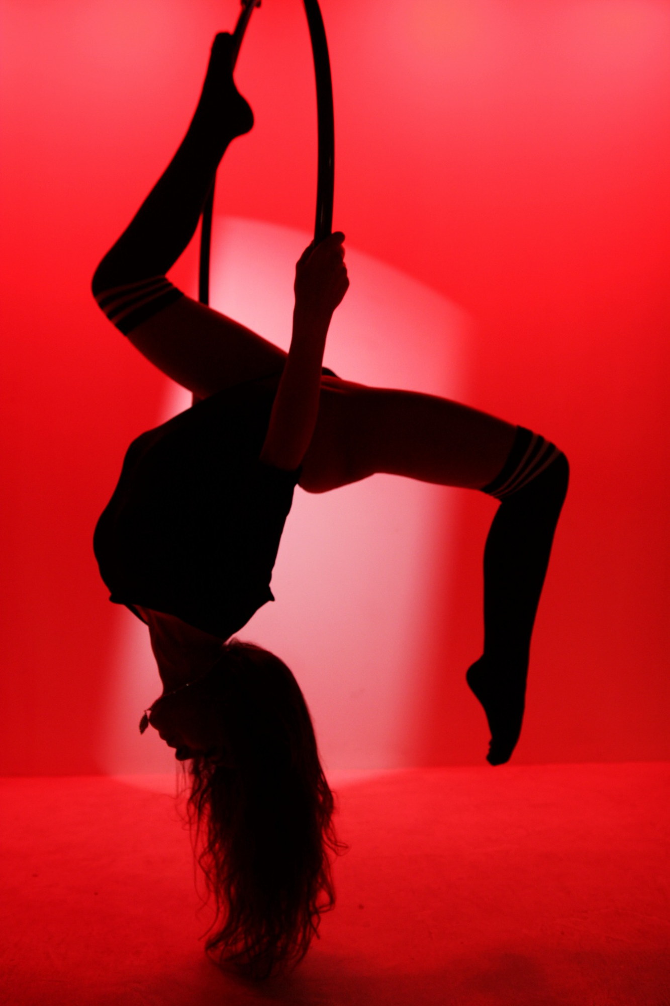 Silhouette réalisant une performance aérienne